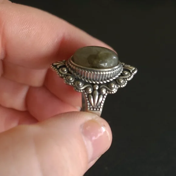 Gray Labradorite Silver Ring - Picture 5 of 8
